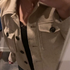 kappa - Säljer nu min jätte fina kappa från VERA MODA❣️Köpt en ny därav den säljes, flera bilder kan fås. stl. M men passar S!