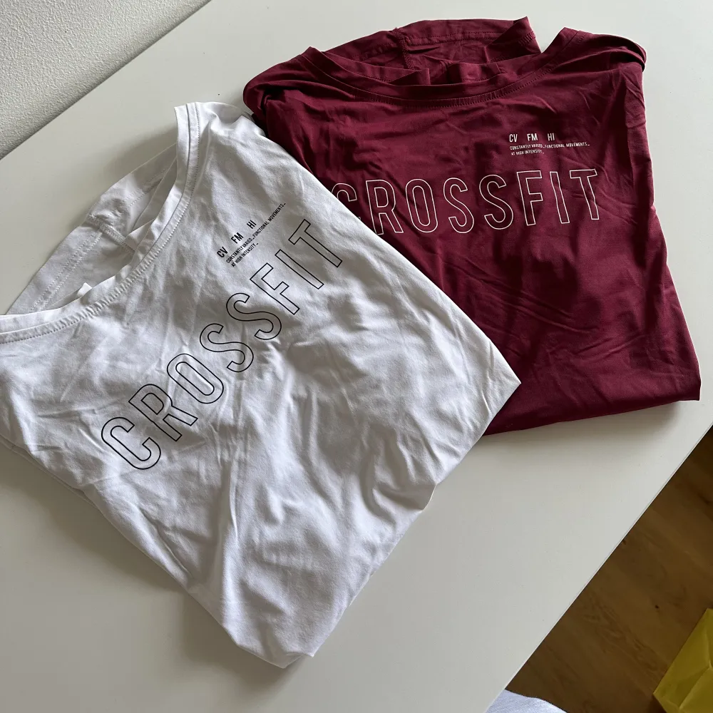 2st tränings T-shirts från Reebok Crossfit! Exakt likadana bara olika färg. Sparsamt använda och fräscha! 50kr/ st. Hoodies.
