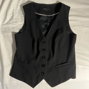Svart väst - Svart väst från kapphal med oändliga stylingmöjligheter 🖤 storlek 42 men passar fint på en M också