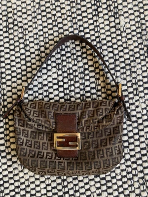 Fendi väska - Så fin Fendi baguette som jag köpt på Vestiaire. Perfekt storlek/modell och passar till allt!! 