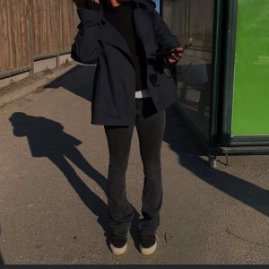 Massimo Dutti jacka  - Jätte fin trenchcoat som är PERFEKT nu till hösten🍁🍁, en av mina favoriter men kommer inte längre till nån anledning 💓💓 