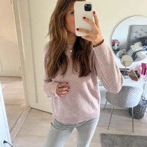 Stickad tröja - Jättefin stickad rosa/lila tröja som tyvärr inte kommer till användning