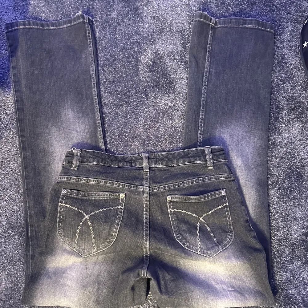 Lågmidjade jeans med fina detaljer på fickorna ! Kontakta för bilde på och mer info 💌. Jeans & Byxor.