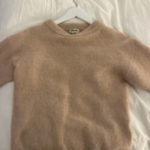 Acne tröja - En rosa stickad tröja från acne