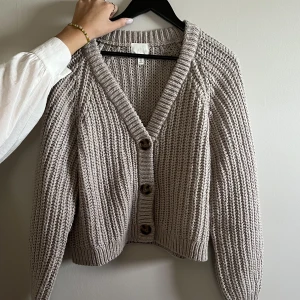 beige/grå stickad kofta 🤎 - superfin stickad kofta, endast använd fåtal gånger 💛