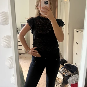 Spetstopp - Spetstopp /blus med volangdetalj. Endast använd en gång.