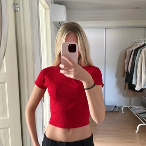 Röd tröja från zara - Röd tröja från Zara. Kort i modellen. Storlek S