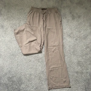 Linnebyxor  - Beiga linnebyxor, något längre. Helt oanvända. 