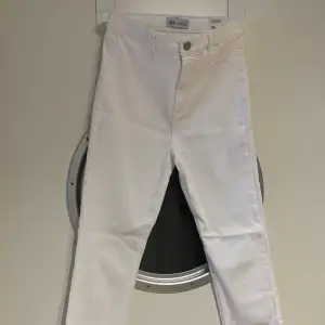 Vita skinny jeans med stretch från Zara. Helt nya & oanvända.  High rise ankle length.