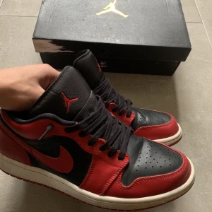 Jordan 1 low ’reverse bred' - Säljer mina Jordan 1 low 'reverse bred’ då de inte kommer till användning längre. Använda sparsamt. Finns inget fel på de bara lite creasade. Fler bilder kan skickas. Tar gärna emot bud:)