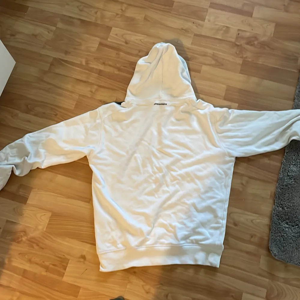 En vit dsquared2 hoodie köpt för 1 månad sen men den va för liten så har knappt använt den skick 9/10. Storlek M och Säljer för 150kr . Hoodies.