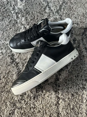 Valentino Flycrew Nyskick! - Valentino flycrew i size 40 Fits bigger! Skicket är nästintill nya, använda fåtal gånger. Alla spikar är kvar, tyvär ingen låda. Som sagt toppskick!