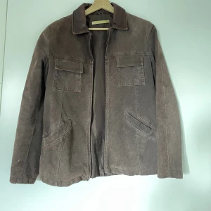 Brun jacka  - Brun läder jacka, second hand  Nypris 500kr 