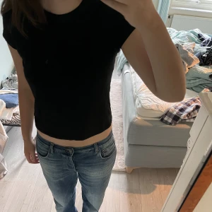 vit och svart t-shits - två stycken likadana t-shirts från Zara i svart och vit. båda i storlek M. köp en för 60kr eller båda för 100kr 