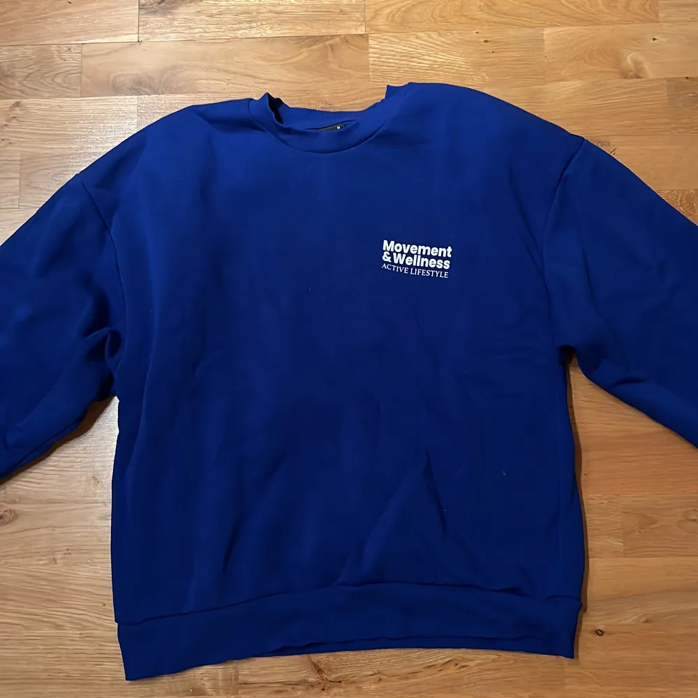 En marinblå tröja från Ginatricot, säljer den då den inte kom till användning. Hoodies.