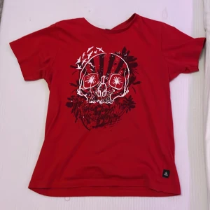 röd t shirt - En röd t shirt med en dödskalle på❤️