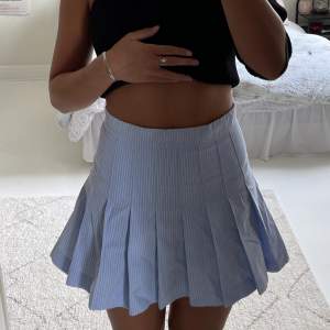 Ljusblå randig kjol från zara i storlek small. Aldrig använd pga för kort på mig. Skulle passa bättre på någon som vanligen har xs. Sommrig och skulle vara fin med en längre stickad tröja. 