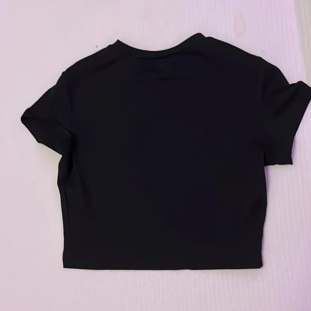 En svart y2k t shirt med tryck på framsidan🖤. T-shirts.