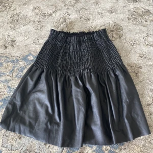 Zara skinn kjol❤️ - Säljer min zara kjol i bra skick pga att jag Inte andvänder❤️