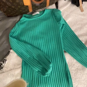 Grön klänning! - Fin klänning som går att ha alla årstider!  Fint skick!  Köpt för 500!