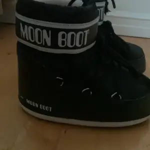 Ett par svarat moon boots som har tyvärr blivit för små och och kommer inte komma till användning detta året. Köpte skorna för 1500kr på stadium och jag säljer dom för 800kr 
