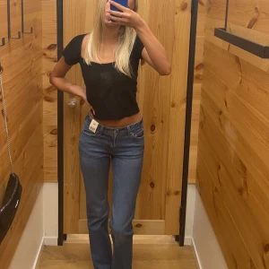 Levis jeans  - Lågmidjade Levis jeans i modellen ”low pitch” straight fit. Fortfarande i nyskick och använda få gånger. Köpte för ungefär 1 år sen men kommer inte till användning alls  utan är intresserad av att sälja för ett rimligt pris🤍köpte för 1150 på Levis. 