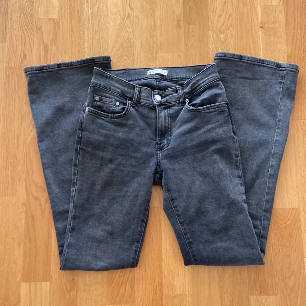 säljer mina low waist bootcut jeans från gina! de är i superbra skick och perfekt längd för mig som är 172 :) nypris 499kr. Jeans & Byxor.