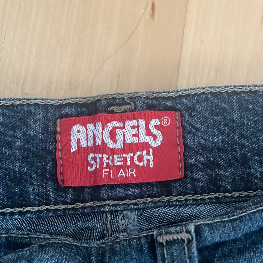 Säljer ett par angels jeans i flare modell. Köparen står för frakten🫶🏽 (Bild två visar bäst färgen) . Jeans & Byxor.