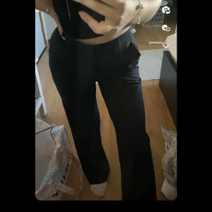Kostymbyxor - säljer kostymbyxor från madlady, andvända några gånger men är i bra skick, köpta för 600 säljer för 300, storlek 36 short 