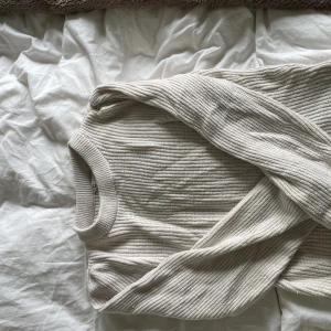 Tröja från Cubus  - Stickad topp från Cubus, lite nopprig, har en snygg detalj vid axeln, (se bild 2)❤️ om fler bilder önskas kom privat!