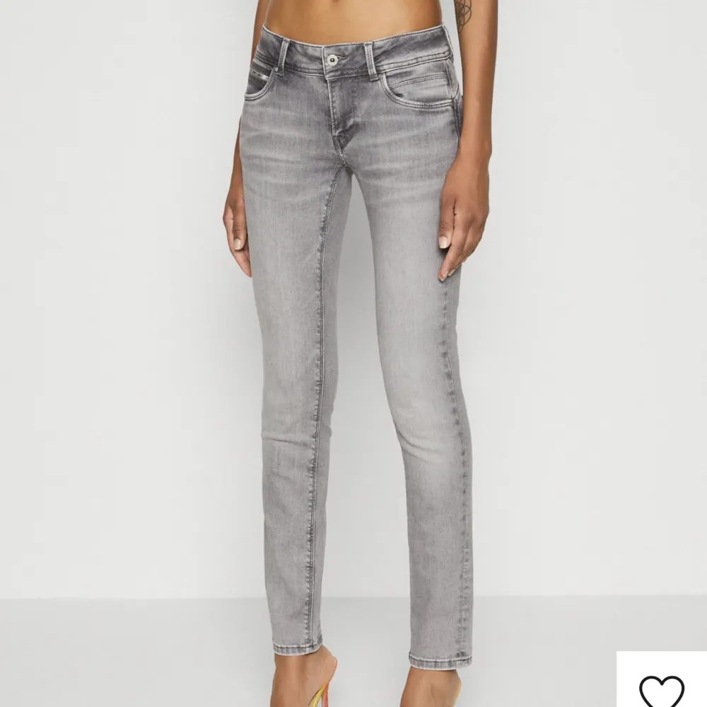 Säljer mina jättefina lågmidjade jeans från pepe (zalando). Dom kostar 999kr orginalpris o knappt använda💖 Ge gärna bud privat💖(andra bilden är en ljusare modell än vad dom är,därav har jag första bilden). Jeans & Byxor.