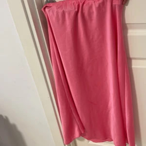 Rosa satin midi kjol - Supersöt Silke/satin kjol. Italiensk. Helt ok skick. Elastisk band i midjan.