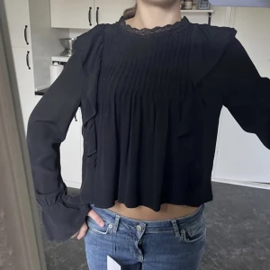 Slutsåld zara topp - Säljer min skitsnygga zara top - obs lånad bild 