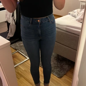 Molly jeans - Säljer mina Molly jeans eftersom jag känner att jag inte kommer använda dom någe mer, priset går att diskutera, ni står för frakten💞