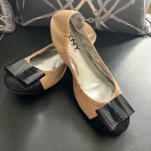 Ballerina skor från DKNY  Storlek 38 