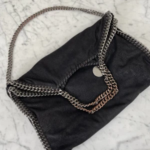 Stella McCartney falabella  - Säljer min fina Stella väska då den inte länge kommer till användning! Kvitto finns🥰  Finns ett litet hål på baksidan av väskan men som inte syns vid användning, insidan är lite fläckig men inget som stör💕  Först till kvarn ❤️