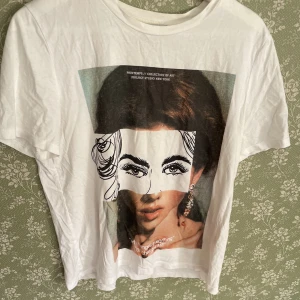 T-shirt med tryck  - T-shirt med tryck från zara
