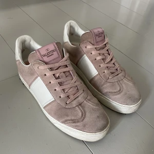 valentino sneakers  - Säljer dessa ljusrosa valentino sneakers i mocka, ganska använda men fortfarande i fint skick!  Kartong finns om man vill ha det💕 storlek 37 men sitter bra på mig som vanligtvis har 36!!