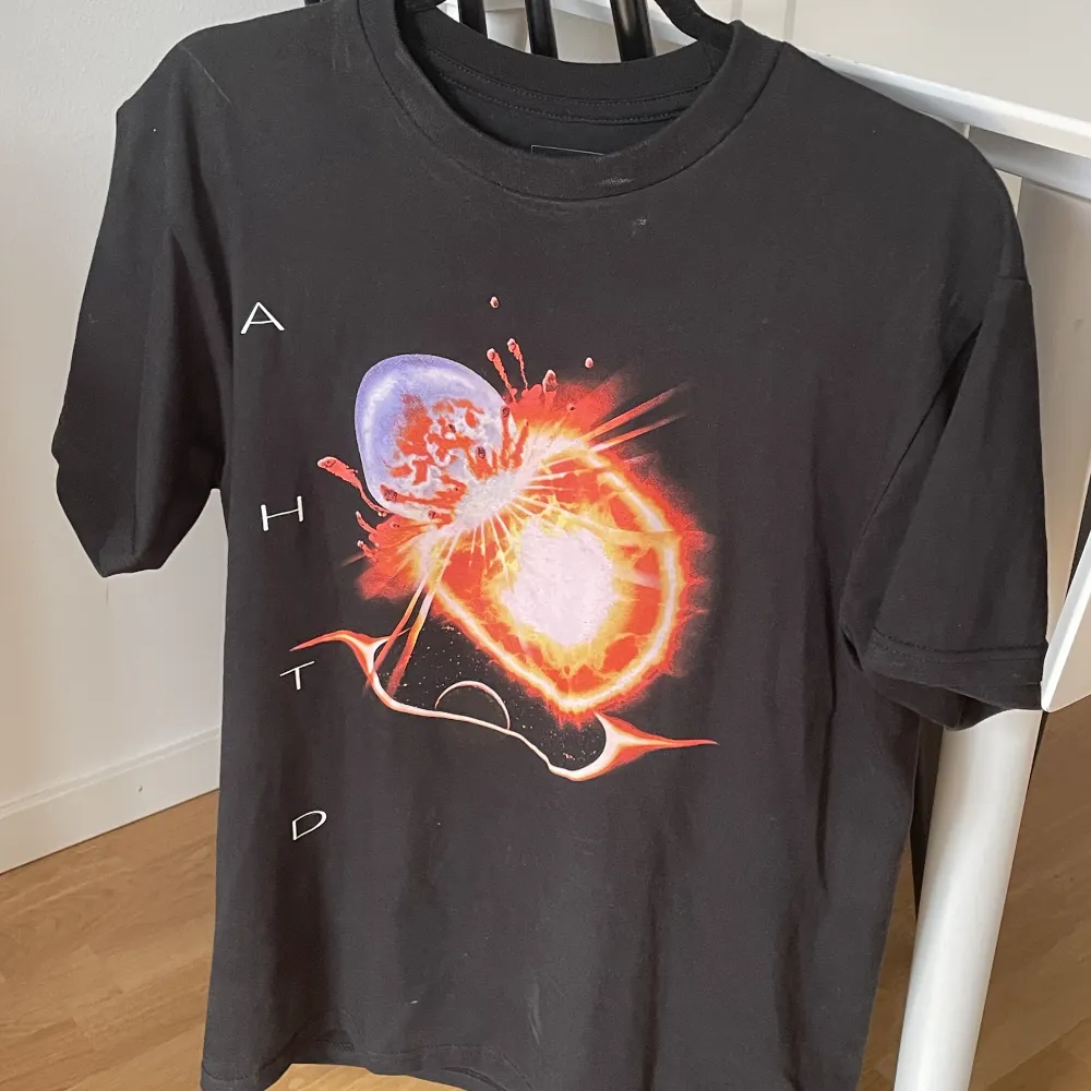 Säljer en t-shirt från The Weeknd’s After hours til dawn world tour. Köptes under konserten i Stockholm. Har en oversize fit på mig som är 173 cm lång 🔥 Ord pris 600 kr. T-shirts.