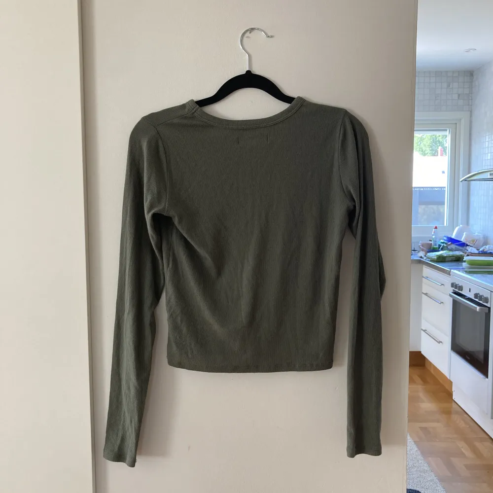 Grön långärmad tröja från Hollister!💚 Änvänd ganska mycket men ändå fint skick🌟 Säljer denna tröja då jag inte tycker om den längre🌿 Storlek xs☘️. Skjortor.
