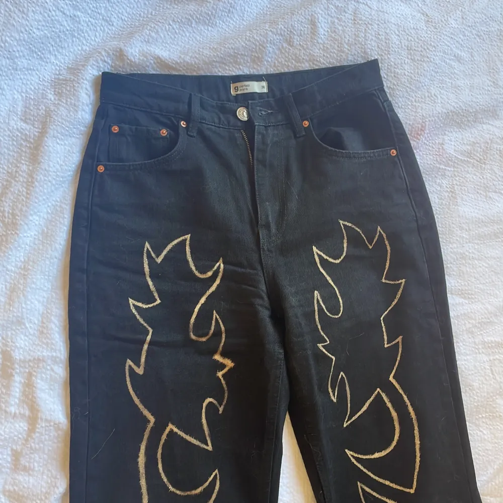 Black straight denim with bleach dyed western/tribal. Original denim from Gina tricot.  Post or pick up in stockholm. Jeans & Byxor.