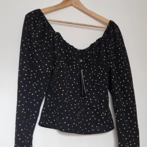 Fashion union  - Säljer ny blus från Fashion Union, den kan användas som off shoulders om man vill 🖤💛