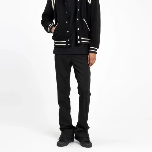 Kostymbyxor  - Hej säljer dessa flared kostymbyxor ifrån Flanuerhomme. Nypris är var runt 2200kr. 