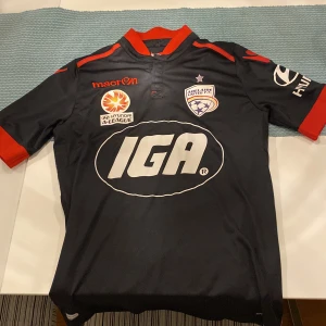 Adelaide United f.c. Fotbolls tröja - Jätte fin fotbollströja nästan aldrig använd och är jätte bra skick 