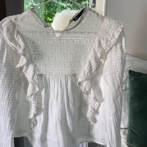 Blus från zara  - Säljer den här söta blusen från zara! 