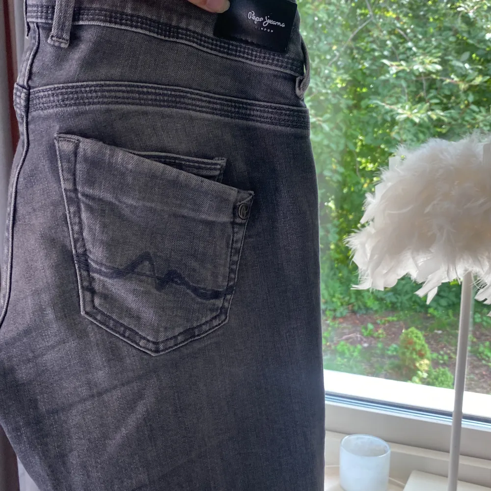 Intressekoll på dessa Peppe jeans i färgen grå! . Jeans & Byxor.