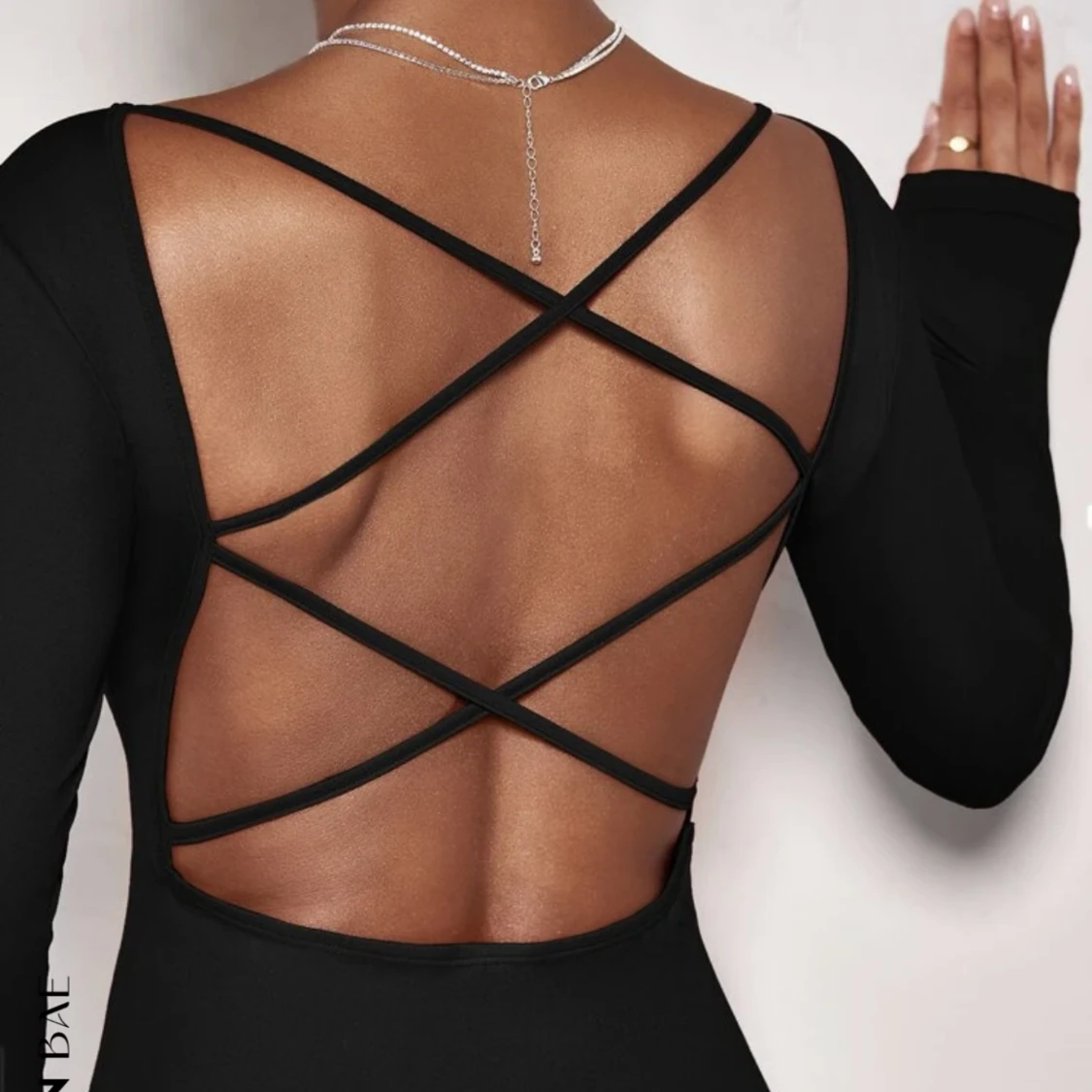 Svart klänning med korsad rygg - 91