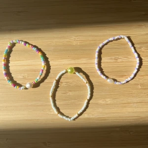 Armband - 3st olika egengjorda armband. 30kr/st och för alla 60kr.