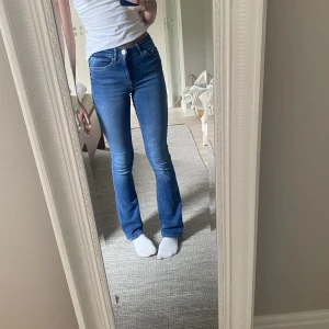 Blåa bootcut jeans - Säljer dessa blåa bootcut jeans från about you men märket är only, storleken är XS och längden är 32. Säljer då de inte kommer till användning längre.🩷 Priset är 200kr + frakt och jeansen har inga defekter! Skriv privat om du har några funderingar