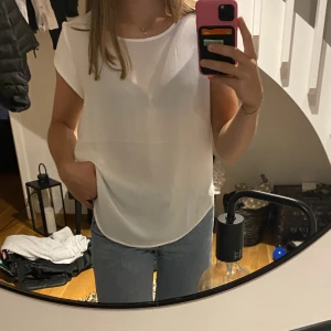 Vit topp - Supersöt vit topp som går att både klä upp och ner🤩 helt oanvänd med lapp kvar!